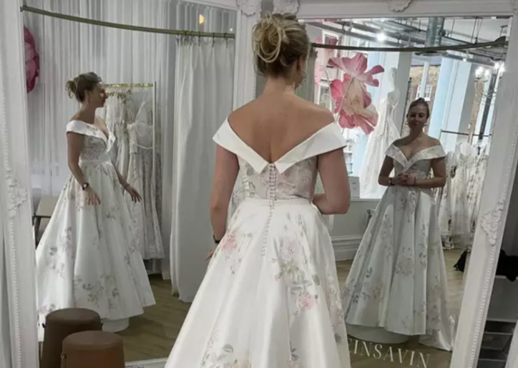 Robe blanche et or explication discount